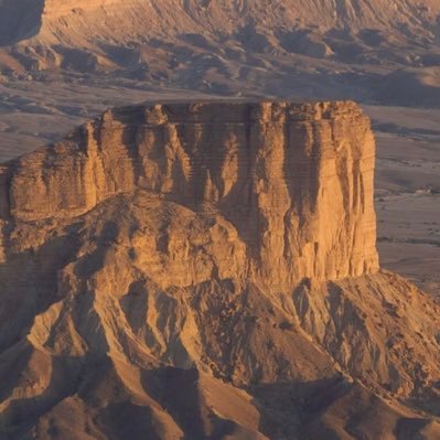 محب للشعر الجزل و من عشاق الإبل و العلوم الغانمة.