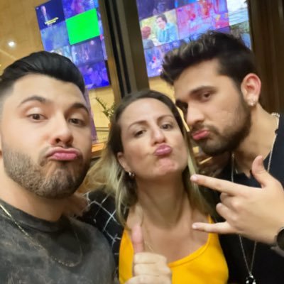 por aqui cadelando, zuando e defendendo meus favs
