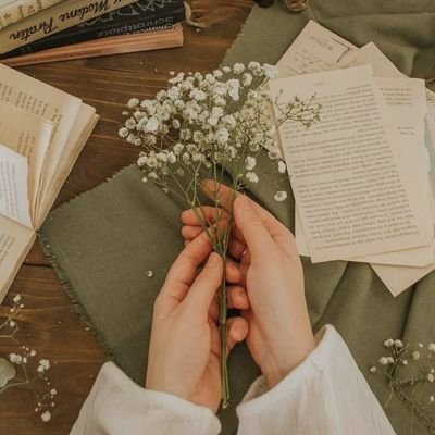 فكم من حاضرٍ لا يستطاب بهِ
وكم من غائبٍ عن العيون حبيبُ