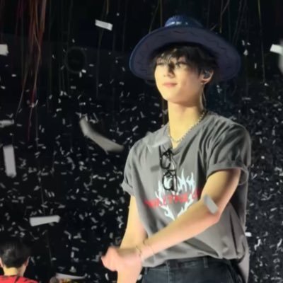 thv_laura's profile picture. fangirling over literally everything - serial concert goer first, Halazia second, no human detected