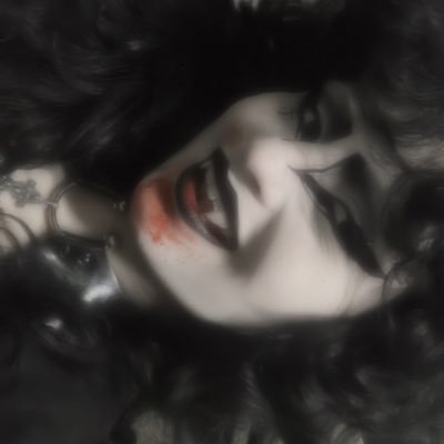 vampira urbana ⚰️ faço história (ela/elu)