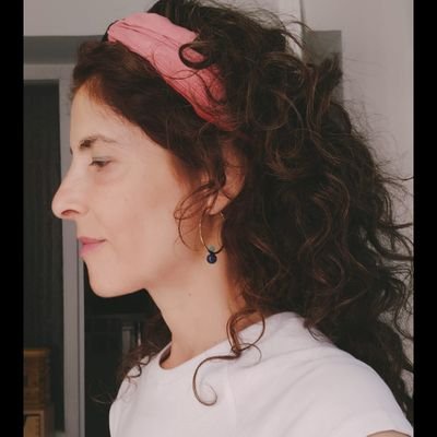 Haz de tu vida frente a la luz
lúcida azotea exacta y blanca,
dulcemente cortada
por el río de las noches.
Sophia de Mello