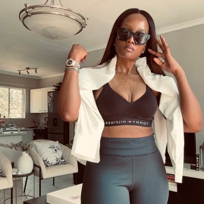 I’m an older woman and a real mother to an actual child✋🏾