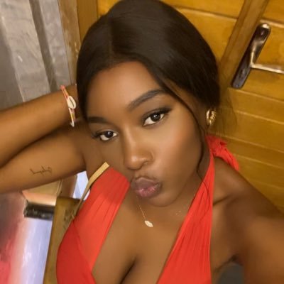 Ig:___murielle _ BASSA/BANGANGTE ici c’est le respect 😉 .📍:🇨🇲 1m78 de bonheur Madrilène à vie⚽️ , avec CITY .crush WOOH❤️et JUDE GOAT :CR7💋❤️👻:lafeebassa