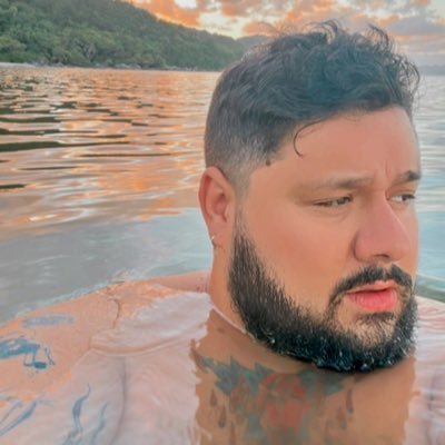 Jornalismo (não sou jornalista), Mkt e Ciências Políticas. Empresário - falo com propriedade sobre 23 assuntos. Infelizmente amo o Athletico, odeio futebol.