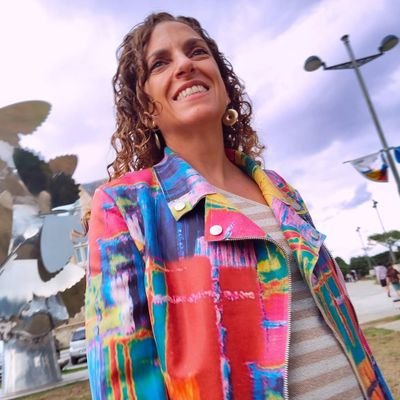 Ayudo a aprender y por el camino sigo aprendiendo. Comparto mis días con la materia prima de la que está hecho el futuro.
#EligeSerAmable
#EducarEsMirarMásAllá