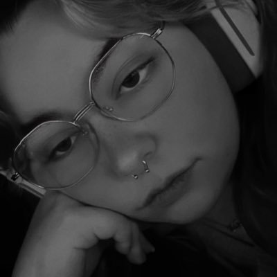23🌸| Juego a cosas y veo anime. De vez en cuando me creo escritora
