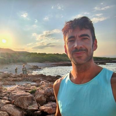 Ecosocialismo. Política. Movilidad sostenible.
Me muevo en bici🚲
Deporte.
Hice el Máster para ser profe.