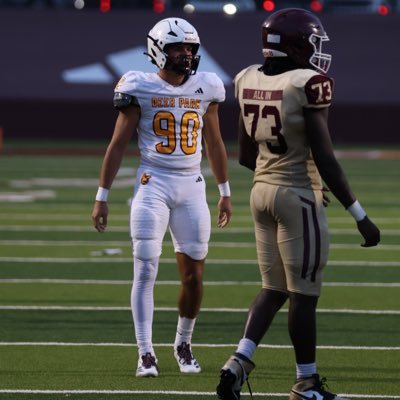 C/O 27 VAR DPHS/GPA: 3.71/Height: 6’2/Weight: 202/DE https://t.co/p9ewkIe1Rn