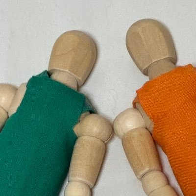 Paisen_to_Kohai's profile picture. とある図書館で働くパイセンとコーハイが日常を綴るアカウント。緑がパイセン。オレンジがコーハイ。