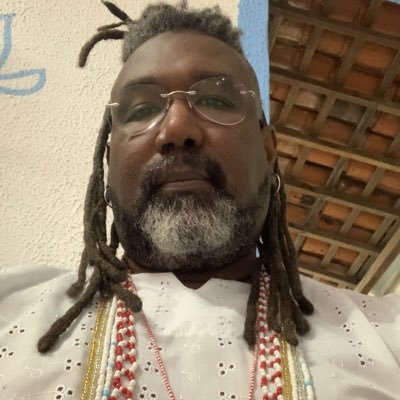SOTEROPOLITANO, FILHO DE XANGÔ, professor de música esquerdista, Pai solteiro de 12 gatos, Sou BAÊA, Gandhy, faxino, cozinho, costuro, lavo e passo roupa !