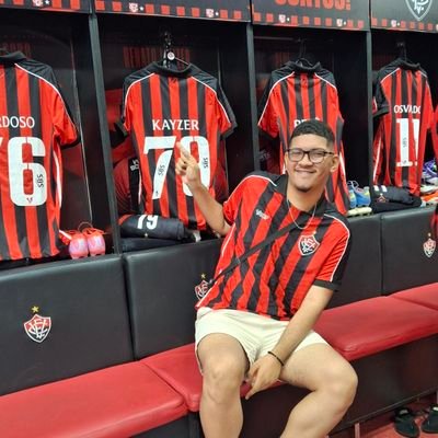 Um simples ( sócio ) torcedor do Esporte Clube Vitória.