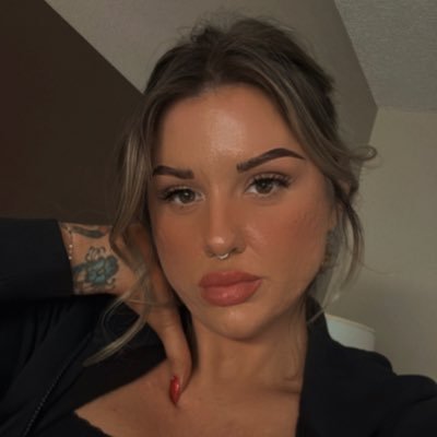 2carnations's profile picture. left my roses on my shelf