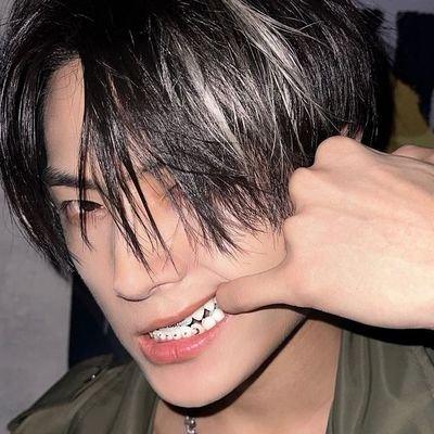 𝗩𝗔𝗟𝗘 — 2002. His aura adapts to every mood — bold, calm, or mysterious.