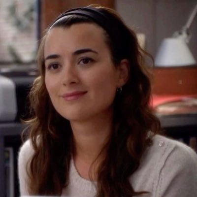 if there’s anyone in the world i have faith in, it’s you. she/her ˚✧˳⁎˚✧ 23 | cw : ncis s3