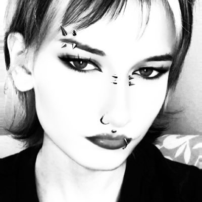 Capricorne ascendant gémeaux / INTJ / Pansexuelle / Goth&Punk / patriote 🇫🇷 but 💗💋🖤😁