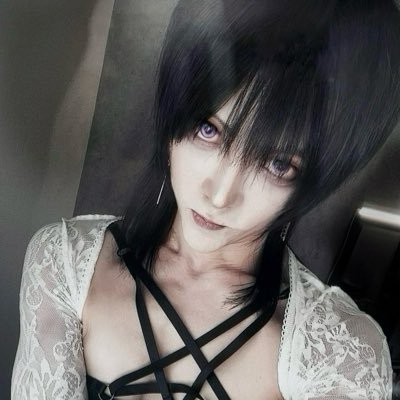 メンズアイドルの まがまがしずくです 紫担当です 最近よくビジュアル系?の誰かと間違えてフォローしていただく事がありますが 他人の空似です(とても迷惑しています‼️💢) たまにポストする楽器っぽいやつは護身用の鈍器です※楽器は弾けません