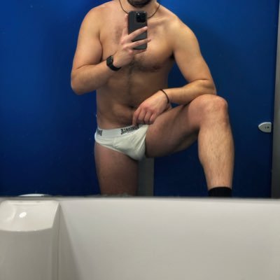 6’2, vers in London 🔞 dm for collabs 😈 of creator, 11’ 🦶 more into amateur videos for my platforms 😈 I saw my face on my account -only fans 😈 no PPv