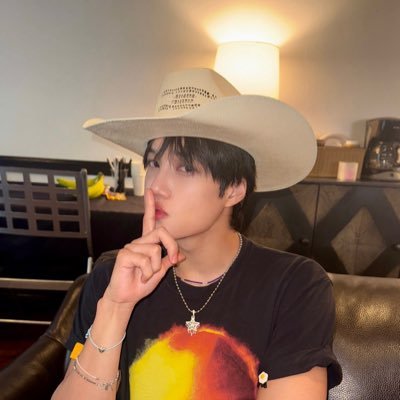 AND A PHOTO ALSO?!?? THIS CANT BE REAL 😭😭😭