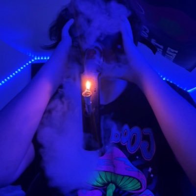 I like me some dabs but nothin beats some good bud for me 💯🍃 chill and vibe wit me just tryna spread the love to the #StonerFam 💯❤️ 305/1k🔥❤️