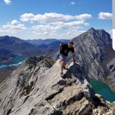 Defensa total de los derechos humanos.
Tolerancia cero al fascismo.
Jubilación tras 38 años de trabajo.
Si te parece mal, a pelársela al neandertal Abascal.