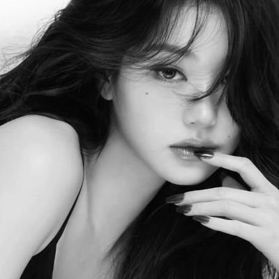 𝓟HANTASM, 2002. “She doesn’t just wear fashion──she becomes the moment. Owning every frame as her masterpiece.” \ Sonnet of https://t.co/24MxcCtqW6