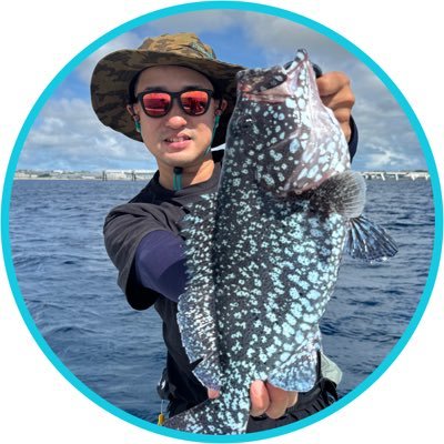 沖縄へ引っ越して来たフィッシャーマン。ハタ釣りに興じていたらいつのまにかミーバイの聖地に誘われていた。一本でなんでもできる竿が大好きで、汎用性の高い竿を何本も持っているという矛盾に直面中。フィンチ、ツララ等が好きです。インクスレーベルのジェイボーイで釣ることに殊更快感を覚えるタイプ。とにかくミーバイを釣りたいです。