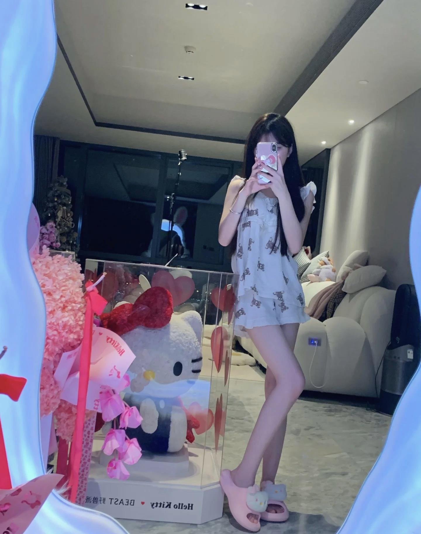 今天生日,連個祝福的人都沒有 一個人好孤獨好难受。拍個照眼裡都有淚光??,希望明年生日可以找到一個愛我的人陪我一起!對我說 寶貝生日快樂