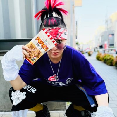 コバラヘルのコピバン おつまみチキン Gt.🎸 兼 自称デザイン担当✏️📄 ギター初心者🔰 コバラヘル/FrozeN CakE BaRでよく見かけるツーブロックの人/地獄民/ギルメン/遠征し過ぎて所在地不明/バンドマンよりバンドマン