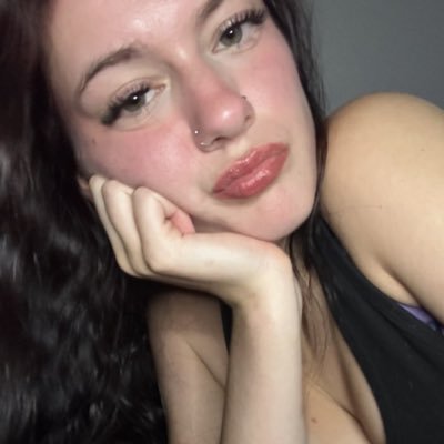 LillieVoogue's profile picture. DMs are warmer than comments 😘