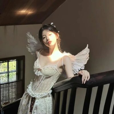 烛光映红颈侧，掌心扣紧滚烫的曲线，湿意漫开，喘息断裂，快感翻卷不休，整夜都在溺亡。