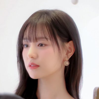 (김지원, 1992) : “She’s like a crystal—clear, timeless, and effortlessly radiant.”