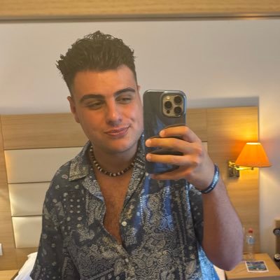 | Swiftie | Wannabe songwriter | Probably eating right now…| 🏳️🌈 | 🇬🇷🇧🇪 @guilt7assin