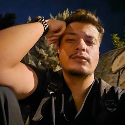 Vet⚕️
Çölde bir damla suya muhtaçken,
Ayrılık şarabından içen sevda..