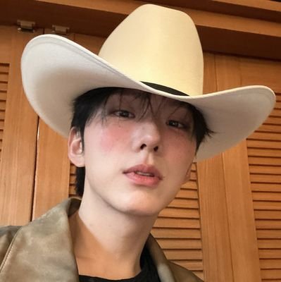 ☀️ — she waits and takes her time 'cause little miss sunshine always thinks it's gonna rain. (#시우민 ✩ #기현 ✩ #승식 ✩ #홍중)