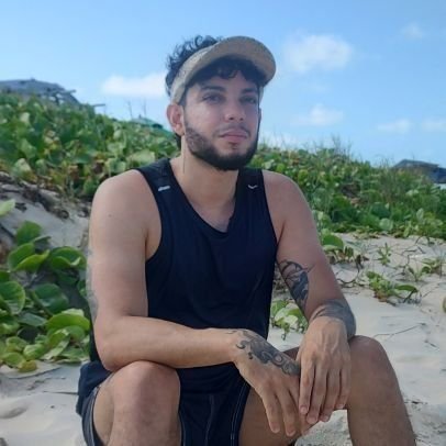 Comunista. Pesquisador do futebol como fenômeno sociocultural, formado em mesa de bar. Torcedor aprisionado ao Club de Regatas Vasco da Gama.