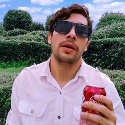 Filmmaker, actor y guionista con sangre pirata y alma de dragón. Mi vida corre a 24 FPS. Soy más cine que persona.