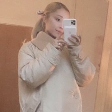 “we can find our way home.” — honeymoon ave (19) ♡ ariana blew two kisses at me 2.10.25 ari x6 honeymoon avenue is my song ౨ৎ ⋆。˚