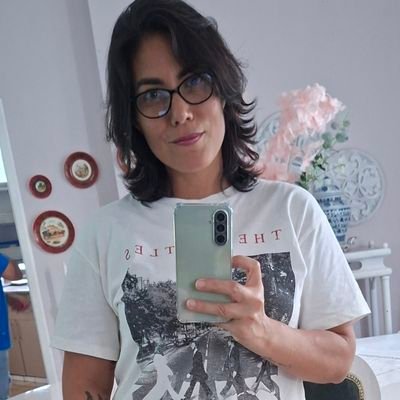 She/her/ella.
Apasionada por la vida y los pequeños detalles.
Sencilla, alegre, divertida.
Disfruto una buena conversación.
🍕🍔🍟🍷🍺🍫🚲 🎶 📷🎥📚 💃🏻🌊