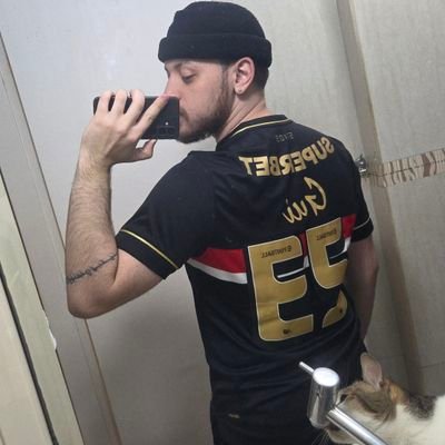 Ruivo, quase careca, bigodudo e viciado em boas histórias. Criador de mundos e de conteúdo — RPG, jogos e ideias, tudo com um toque pessoal.