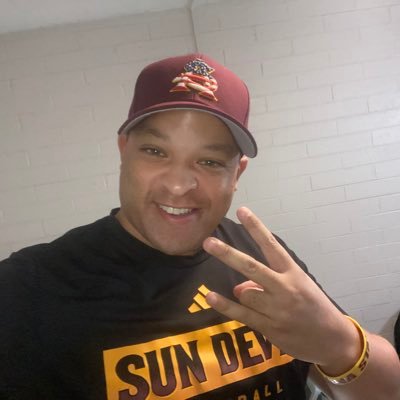 Just a guy who works and watches sports. Looking to Improve (my #oneword) here in 2025.