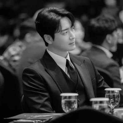 🦥이준혁, 그가 한 걸음 걷고 기다리고 있으면 나는 세 걸음으로 그를 따라 갑니다. 총총총..