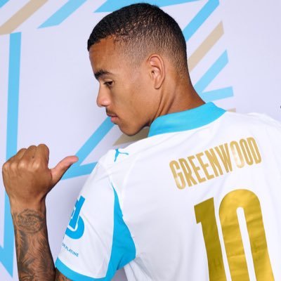Love❤️ peace ✌🏽happy🤣 |@OM_Officiel 💙🤍⚽️ | graphiste(débutant)🎨🖼️ | informatique & réseau 🧑💻| Digital lover