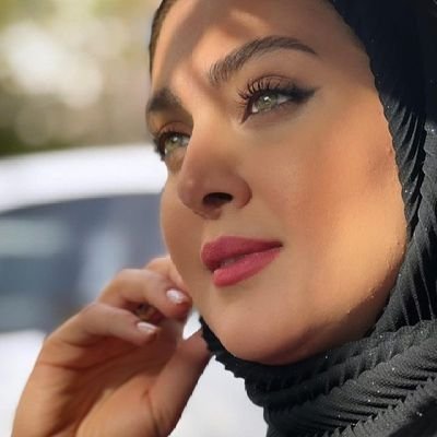 سفير القلم
حروفي جناحُ طير،
أُحلّق بها في عوالم لا تشبه الواقع،
أرسم بالمداد أفقًا لا تحدّه السماء،
وفي كل نبضةِ حبرٍ،
تولد قصة، تنبض بالخيال.