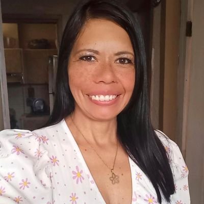 Alegre, trabajadora, diseñadora, músico, divertida, carismática, adoro a mi familia, creo en Dios sobre todas las cosas y trato de ver lo positivo en todo