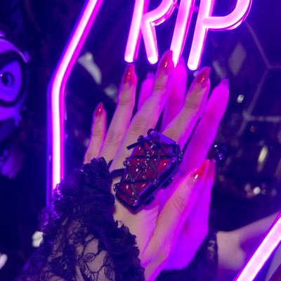 Gothic&lolita🥀猫🐈妖精帝國🧚♀️✨デンカレ⚡️Unlucky Morpheus🍣Leetspeak Monsters🔩🪦ゴス部屋に住み、棺で眠っている⚰🥀☜(´◑θ◐`)☞お絵描きも好き✒ライブレポ絵 #ニコエルレポート YouTubeと棺桶アクセ屋さん→ @N15fairyberry