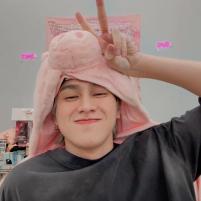 ₊˚ෆ⊹₊ ݁⋆˚✴︎𓊆 syra ✦ auralis 𓊇˳✧༚⋆ ݁₊⊹ෆ˚₊
BXXMRVW: Smart is here (points to his heart)