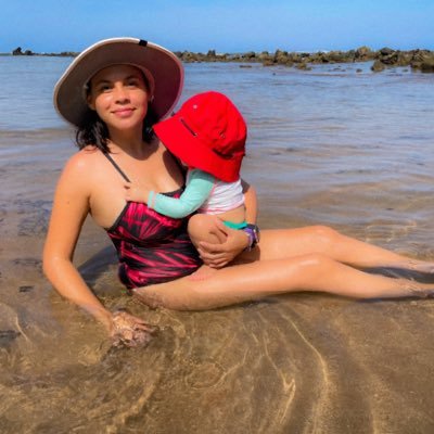 AleValenciaz's profile picture. Tuiteando con y sin sentido, esposa y mamá de 2 a tiempo completo, Arquitecta a medio tiempo, enamorada del café y chocolate.