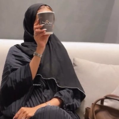 Gallery seller👩🏻💼|Coffee & cozy vibe☕🕯️|Dreamer✨|Living with gratitude🧘🏻♀️l Leo♌️ |العائلة اولاً ❤️
