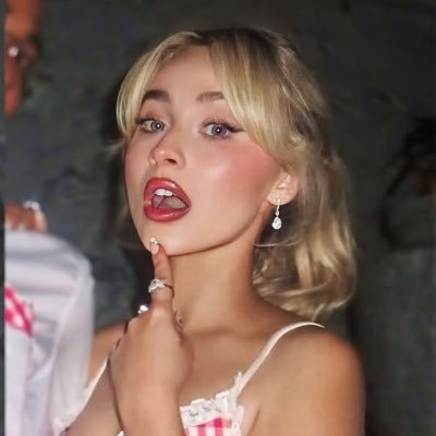 all socials called sabrinifymee